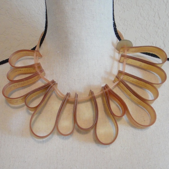 Unusual Choker - Picture 3 of 9